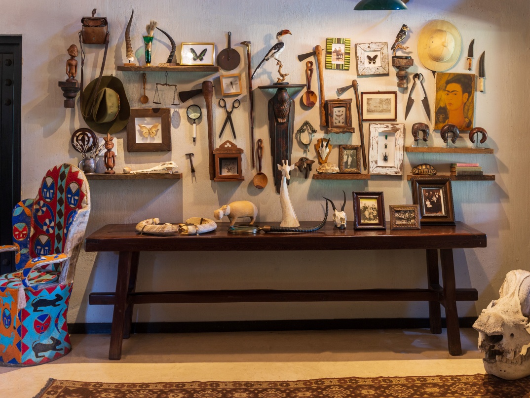 Marvel at safari-themed decor, immersing you in the authentic atmosphere of Sabi Sabi Bush Lodge. Marvel at safari-themed decor, immersing you in the authentic atmosphere of Sabi Sabi Bush Lodge.
