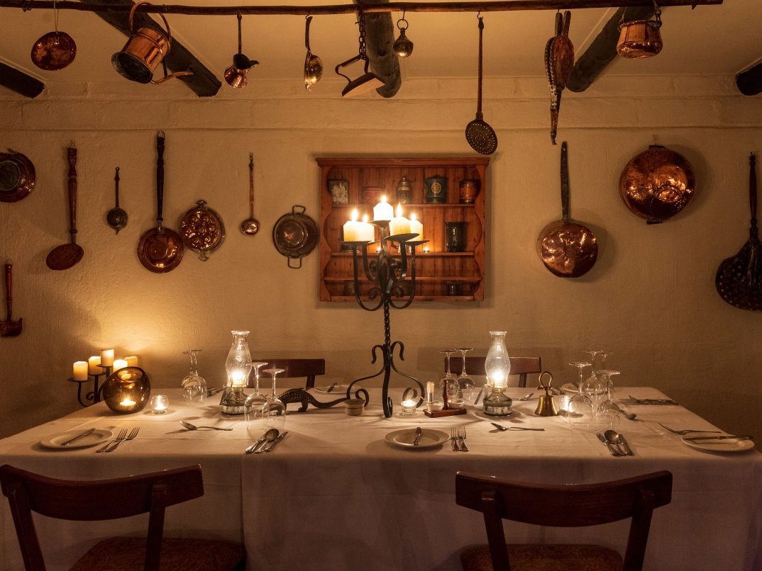 Savor the luxury of farmhouse-style dining at Sabi Sabi. Savor the luxury of farmhouse-style dining at Sabi Sabi.