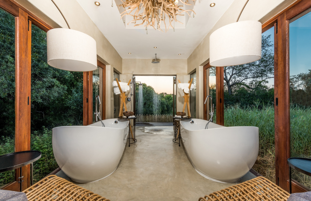 Luxury villas at Sabi Sabi Bush Lodge offer two bathtubs for ultimate relaxation. Luxury villas at Sabi Sabi Bush Lodge offer two bathtubs for ultimate relaxation.