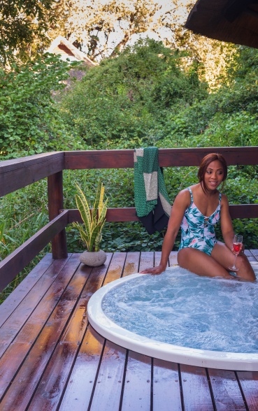 Sabi Sabi guests luxuriate in a private jacuzzi while indulging in refreshments.