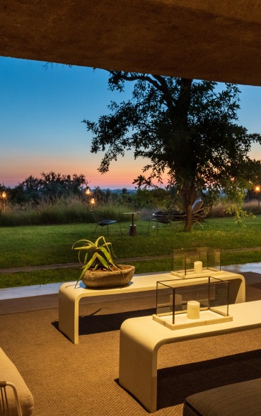 Relax in an ambiance of impeccable design and sophisticated refinement at Sabi Sabi Earth Lodge. Relax in an ambiance of impeccable design and sophisticated refinement at Sabi Sabi Earth Lodge.