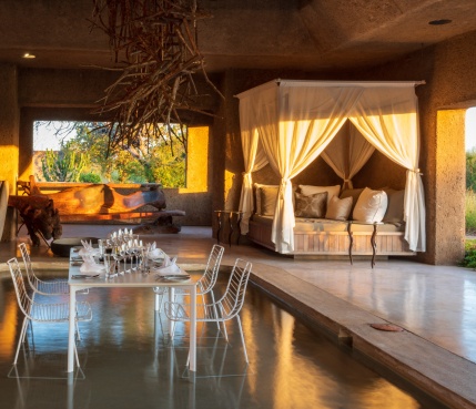 Embark on a sensorial journey at the Earth Lodge Day Bar for an unforgettable experience. Embark on a sensorial journey at the Earth Lodge Day Bar for an unforgettable experience.