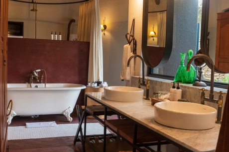 Romantic Lourenço Marques Honeymoon Suite en-suite bathroom. Romantic Lourenço Marques Honeymoon Suite en-suite bathroom.