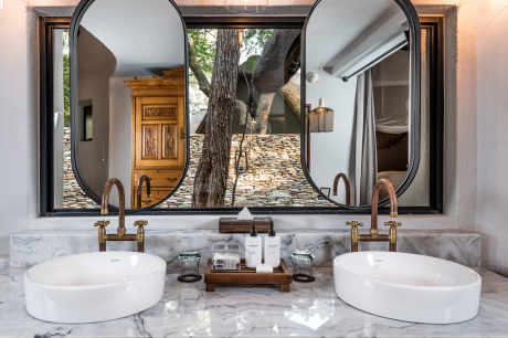 Selati_Camp_-_Lxury_Suite_Bathroom_Vanity.jpg Selati Camp Lxury Suite Bathroom Vanity