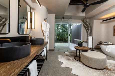 Enjoy an inviting en-suite bathroom and breathtaking views of the bushveld at Sabi Sabi Bush Lodge. Enjoy an inviting en-suite bathroom and breathtaking views of the bushveld at Sabi Sabi Bush Lodge.