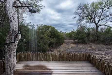 Feel the wind on your skin while having an outdoor shower at Sabi Sabi Luxury Villa. Feel the wind on your skin while having an outdoor shower at Sabi Sabi Luxury Villa.