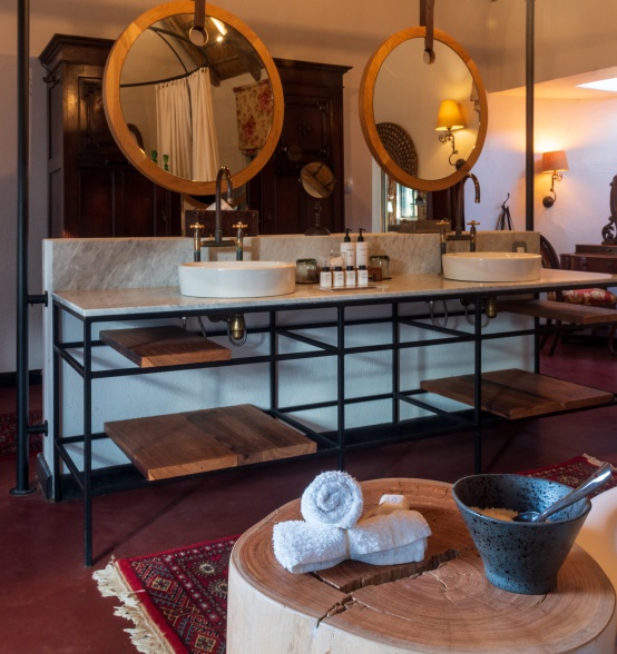 Romantic and luxurious couples en-suite bathroom facilities at Sabi Sabi.