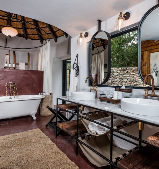 Full ensuite bathroom at Selati Camp Luxury Suite.