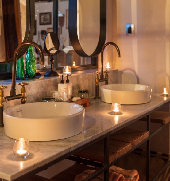 Indulge in romantic amenities at the Lourenço Marques Honeymoon Suite. Indulge in romantic amenities at the Lourenço Marques Honeymoon Suite.