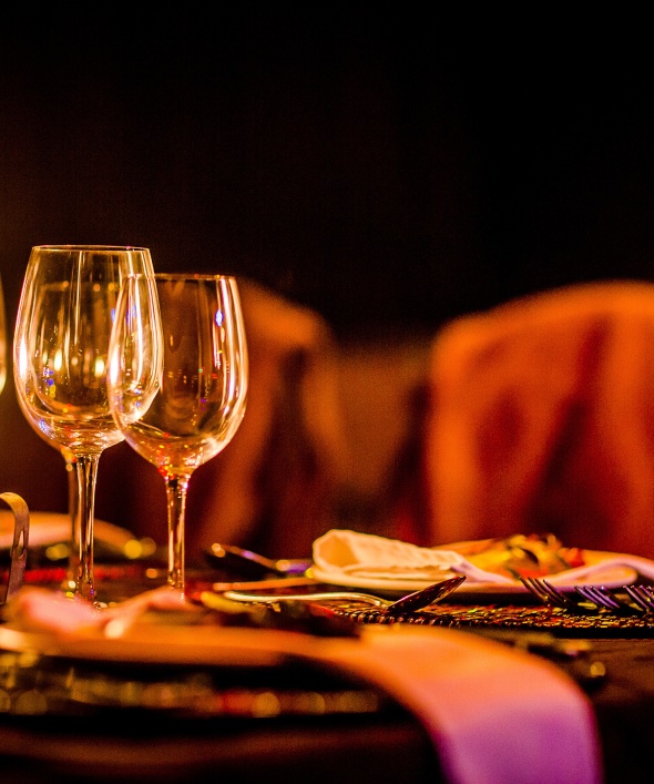 Luxuriate in Sabi Sabi's opulent dining, epitomizing the pinnacle of elegance.