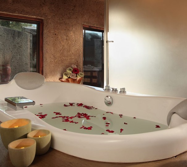 Share intimate moments in Sabi Sabi's Honeymoon Safari bath, love's retreat. Share intimate moments in Sabi Sabi's Honeymoon Safari bath, love's retreat.