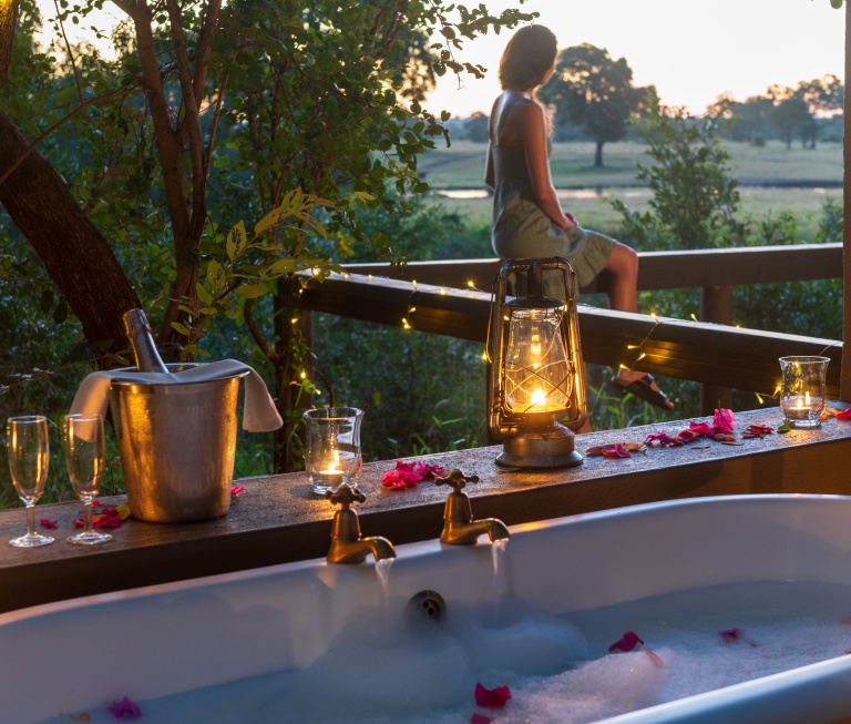 Enjoy the exquisite honeymoon suite with a lingering outdoor bath or shower. Enjoy the exquisite honeymoon suite with a lingering outdoor bath or shower.