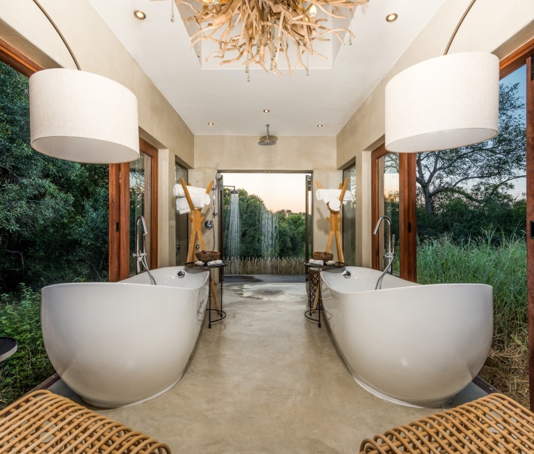 Luxury villas at Sabi Sabi Bush Lodge offer two bathtubs for ultimate relaxation. Luxury villas at Sabi Sabi Bush Lodge offer two bathtubs for ultimate relaxation.