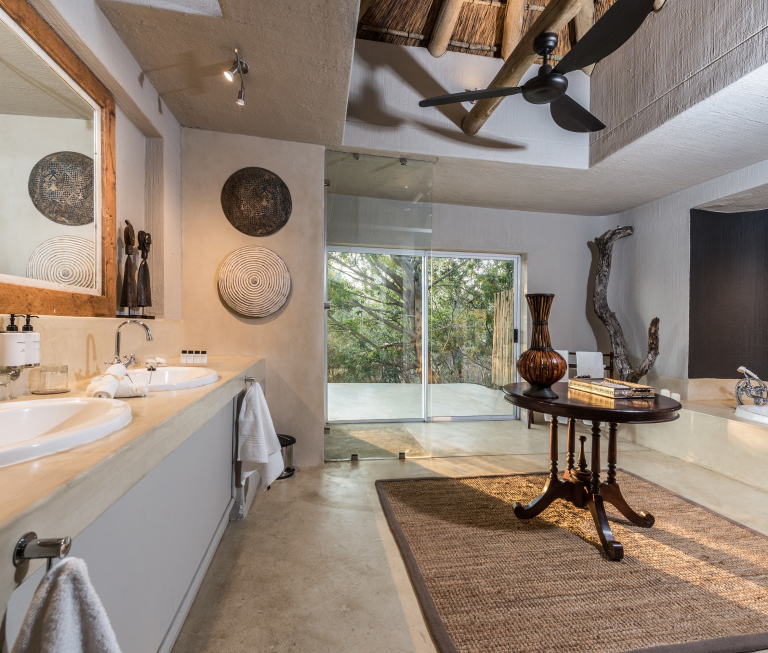 Unwind in the elegant bathtub, enjoy an indoor or outdoor shower at Mandleve Deluxe Suite. Unwind in the elegant bathtub, enjoy an indoor or outdoor shower at Mandleve Deluxe Suite.
