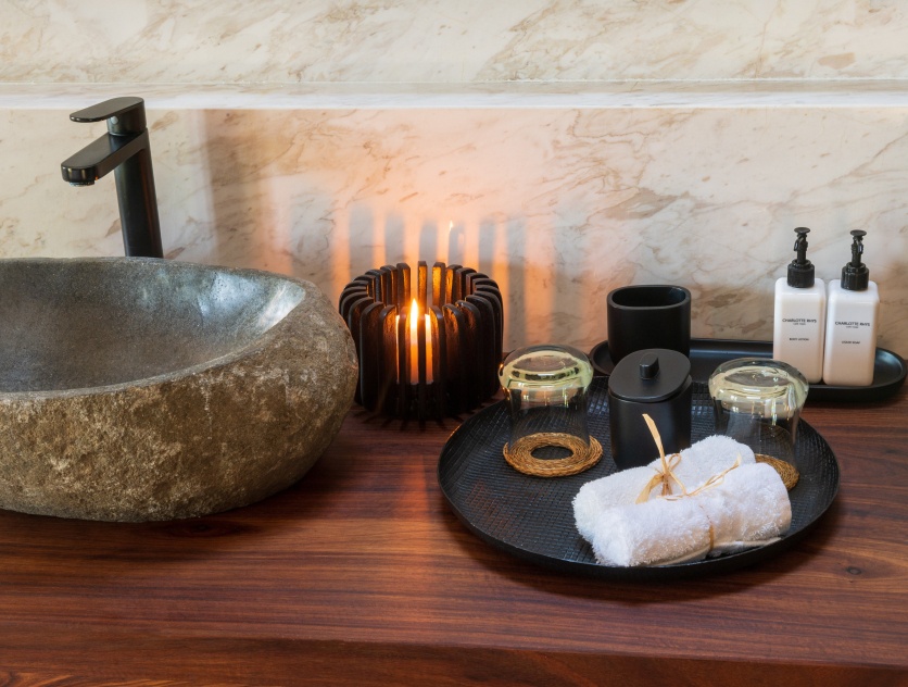 Amenities & essentials at Sabi Sabi Earth Lodge Luxury Suite. Amenities & essentials at Sabi Sabi Earth Lodge Luxury Suite.