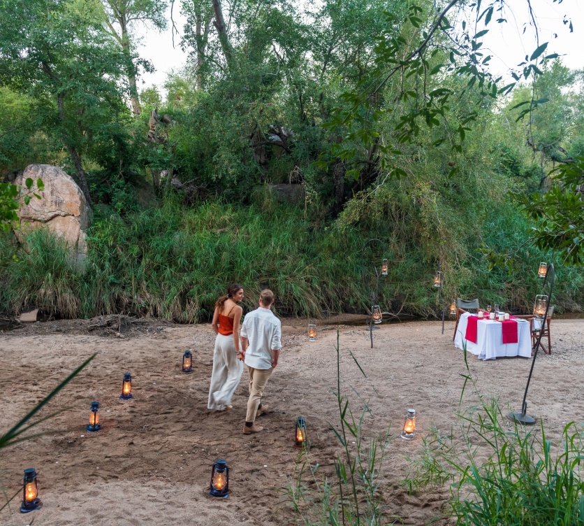 Enchanting Msuthlu riverbed dining, a rendezvous steeped in romance.