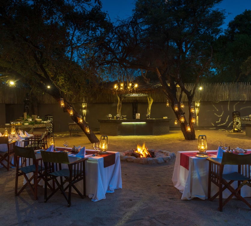 Interactive food stations while you dine and drink under the starlit Sabi Sabi sky.