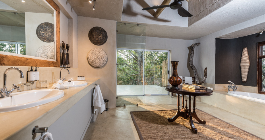 Bush Lodge   Mandleve Suite Bathroom 1