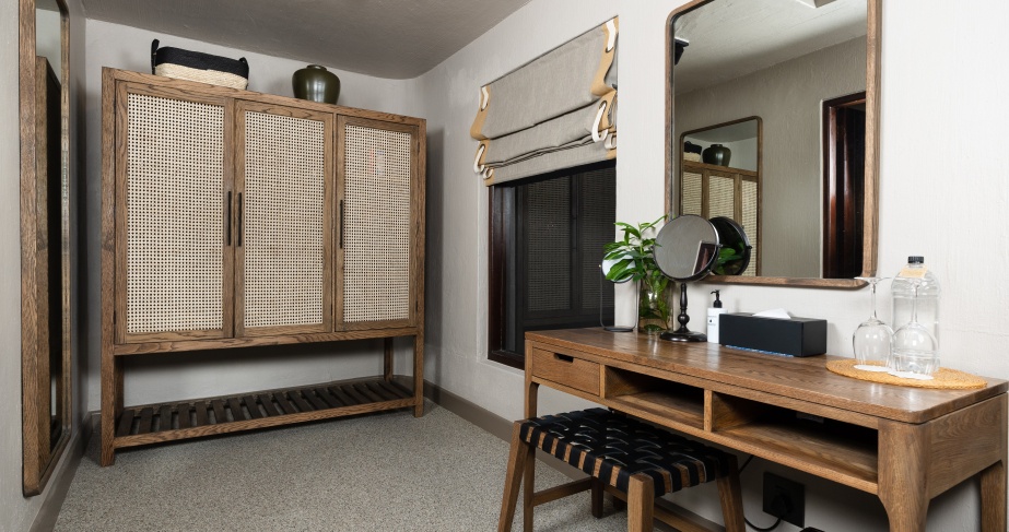 Experience the warm and inviting atmosphere created by Sabi Sabi Bush Lodge's iconic decor.