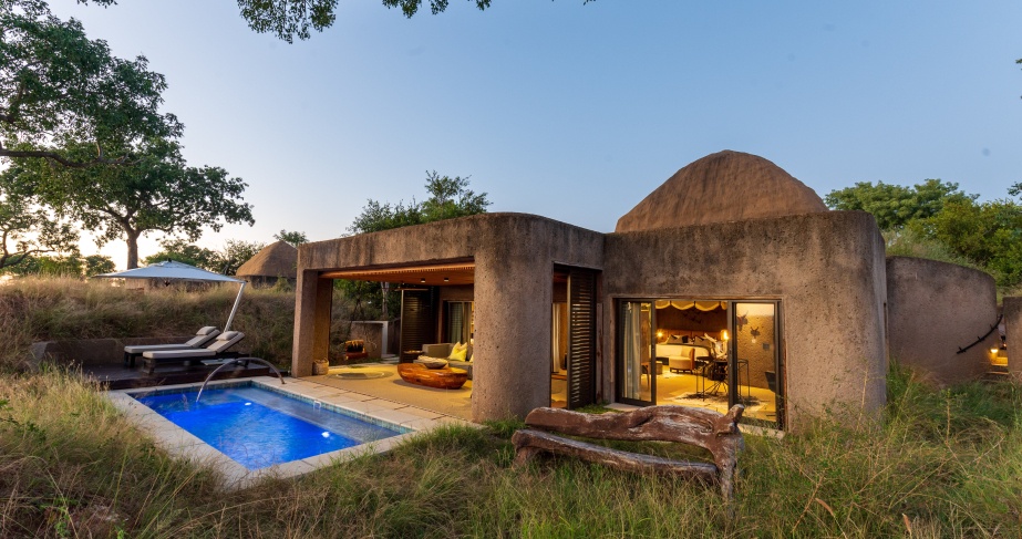 Admire awe-inspiring vistas surrounding Earth Lodge suites, where nature meets unrivalled luxury.