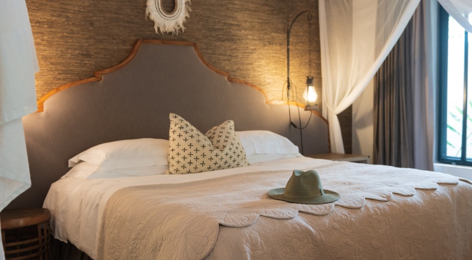 King-size or twin 3/4 beds available at Selati Camp Luxury Suite.