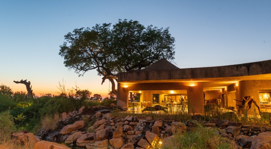 Cast your gaze upon the awe-inspiring exterior of Earth Lodge at Sabi Sabi.