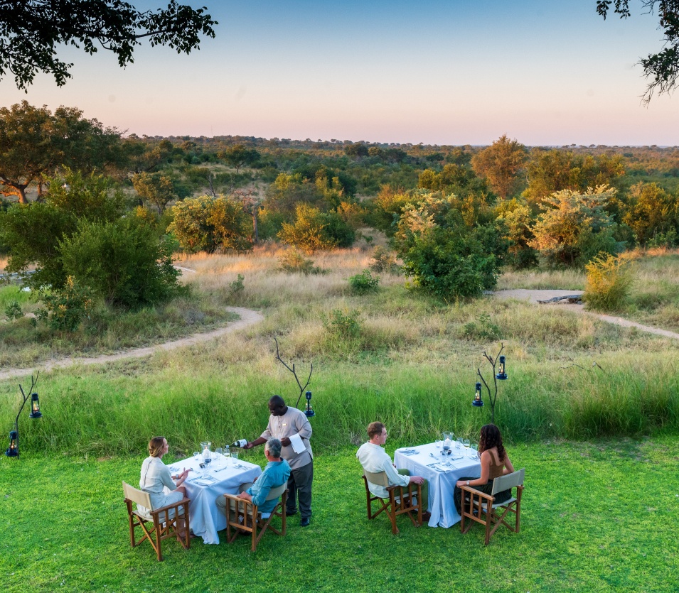 Earth Lodge, an architectural masterpiece, integrates with nature for an unforgettable experience. Earth Lodge, an architectural masterpiece, integrates with nature for an unforgettable experience.
